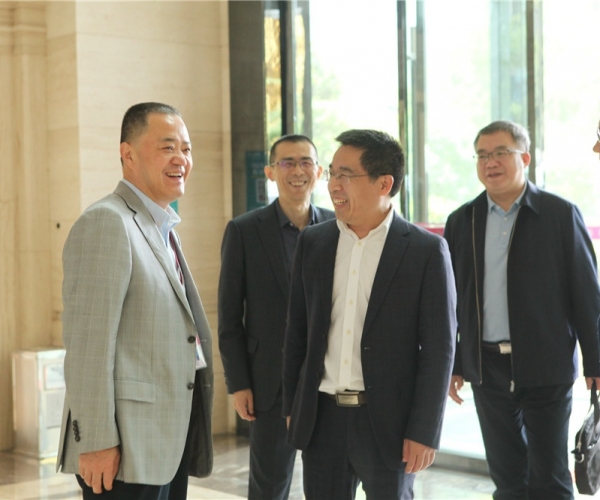 商务部国家茧丝绸协调办公室副司长陈平，河池市委常委、副市长杜际鹏莅临调研指导